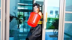 Ники и Влад играют вместе с мамой! Видео для детей!