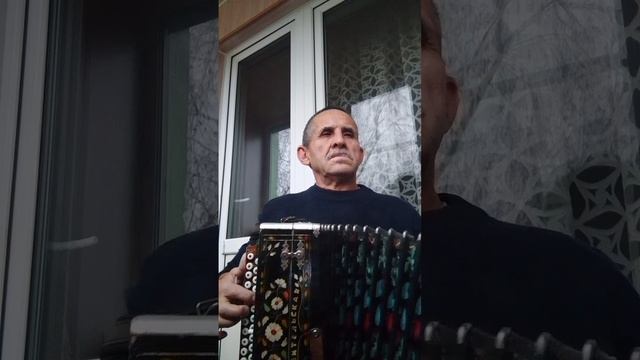 В лунном сиянии.