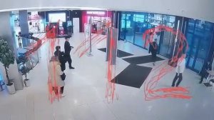 В ТЦ на Ореховом бульваре 16-летний Хусейн Гаджиев набросился на охранника с ножом
