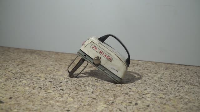 Реставрация винтажного игрушечного миксера 1950-х годов смотреть онлайн