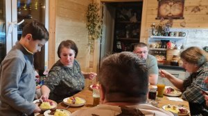 Приезд родных, вечерняя распаковка и весёлая компания в Совином Доле