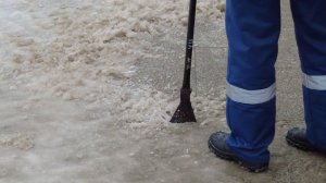 Новосибирск в авральном режиме борется со снегом и гололедицей