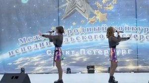 Трава у дома