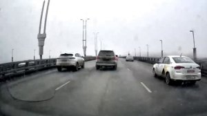 На джипе куда то летит