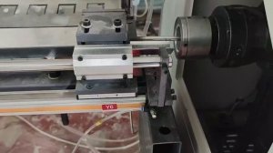 работа токарного станка с автоматической подачей заготовки