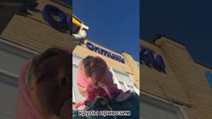 Почти глухонемая полуслепая  бабушка просит милостыню у магазина