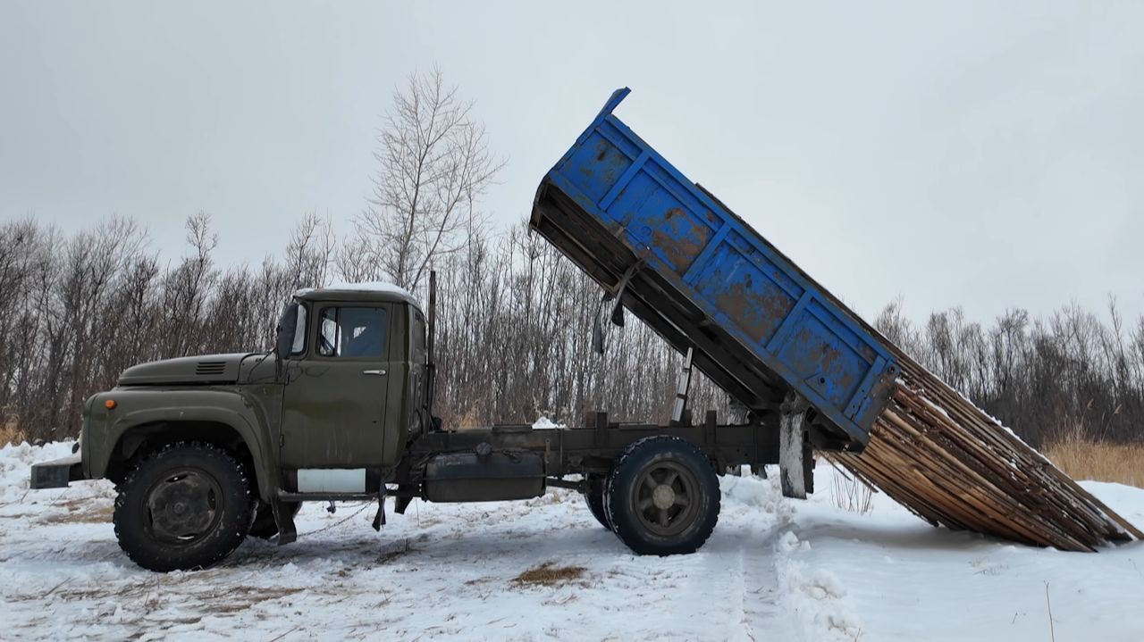 Первый по зимнику! Везу материалы для ледовой переправы! К-700 сломался, на расчистке дороги!