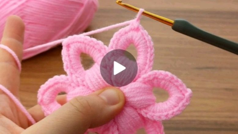 Шикарный цветок крючком #всевжизнисвязано #все_в_жизни_связано #вязаниекрючком смотреть онлайн