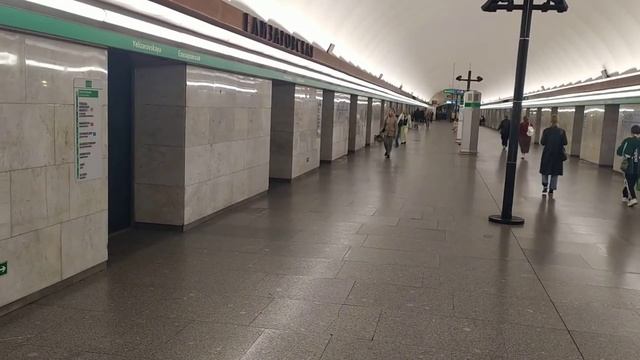 метро Ленинград(СПб), от ст. Елизаровская до ст. Площадь Александра Невского I - интерьер, пассажиры