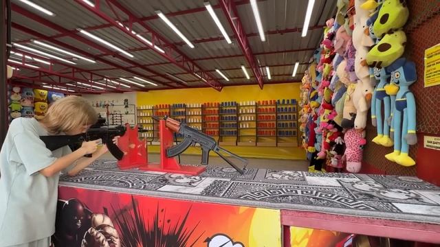 ВЛОГ Гуляем с Соней и детьми в парке развлечений ! Отлично провели время ! смотреть онлайн