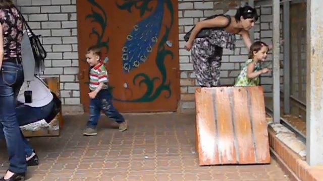 В зоопарке Алёша с Полей 11 июня 2012.MOV