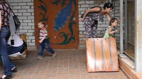 В зоопарке Алёша с Полей 11 июня 2012.MOV