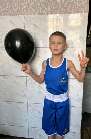 показываю свои наклейки и показываю свои самолётики и ещё делаю с вами самолётик.