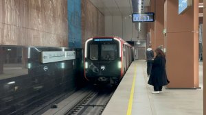 Метропоезд «Москва-2024» №105 на ст.м.Академическая, ноябрь 2025 года