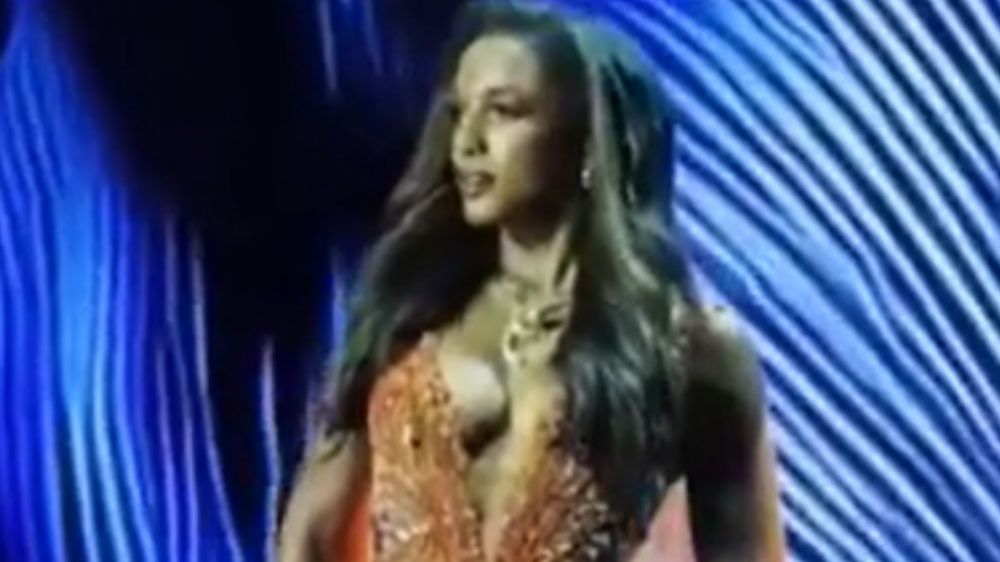 Участница "Мисс Вселенная" упала со сцены