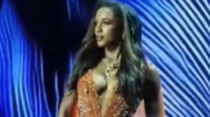 Участница "Мисс Вселенная" упала со сцены