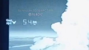 💥Последствия мощного взрыва на украинской позиции в Запорожской области.🗣️"Я чё, ядерную туда…🔽🔽