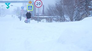 В селе на Крайнем Севере аномально снежный ноябрь | На улицы вышел патруль с лопатами и техникой