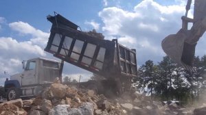 Дробление бетона щековой дробилкой Sandvik QJ341 и сортировочной установкой Keestrack K4