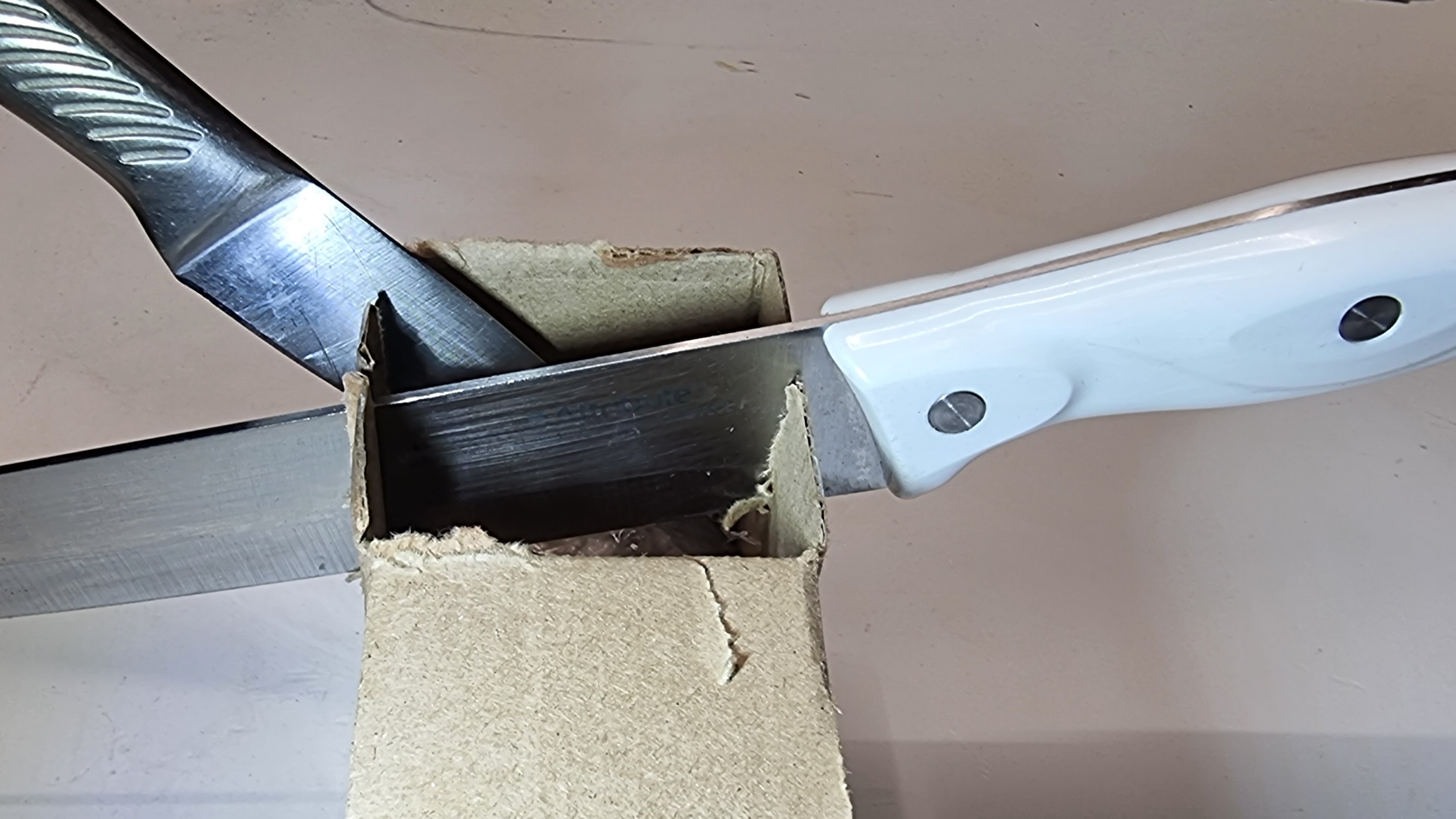 Как заточить нож без инструмента и керамической посуды.