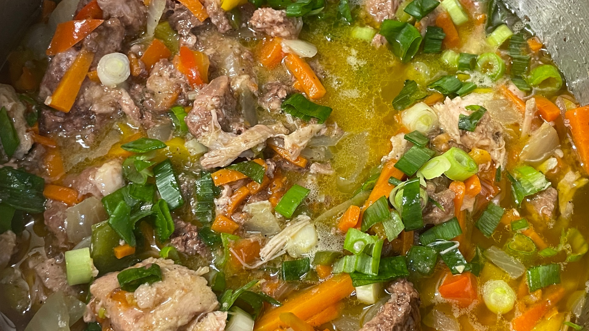 Гречка с овощами и тушенкой на плите. смотреть онлайн