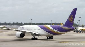 Эйрбас А350 Тайских Авиалиний на рулении в аэропорту Чанги, Сингапур.