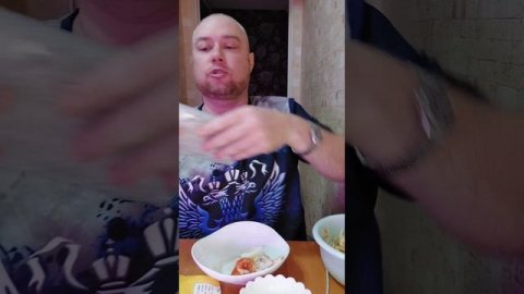 Пэпэ мукбанг. Куриная грудка из духовки, варёные яйца и солёная капуста. Еда на камеру.