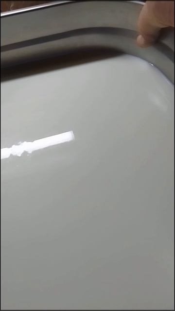 2 Заполняем ёмкость молоком.