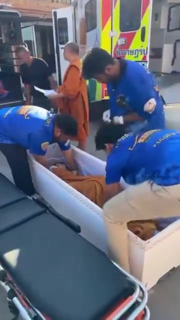 65-летняя женщина очнулась в гробу за несколько минут до своей кремации в Таиланде. смотреть онлайн