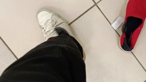 Примеряю и выбираю  обувь в секонде