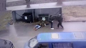 Жителя Чувашии жестоко избили мусорным баком: видео