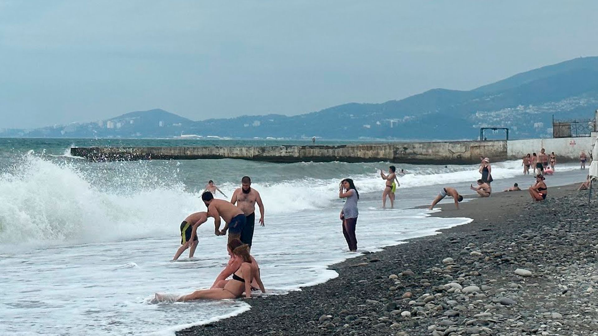 Теплая волна накрыла Сочи. Люди купаются в море, солнце топит снег в горах смотреть онлайн