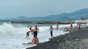 Теплая волна накрыла Сочи. Люди купаются в море, солнце топит снег в горах