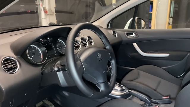 Peugeot 308. Перетяжка руля смотреть онлайн