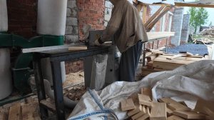торцовка заготовке на станке с педалью и нижним расположением пилы