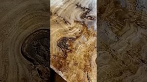 Процесс заливки слэба капового карагача эпоксидной смолой для изготовления столешницы