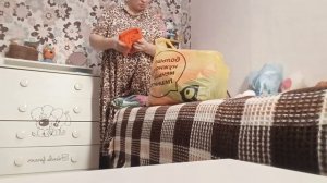 ЗАНЯЛАСЬ УБОРКОЙ В КОМНАТЕ, В ВАННОЙ.