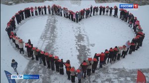 Школьники в Костроме ради своих мам выстроились в фигуру большого сердца