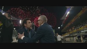 Момент из фильма Формула 1 последняя сцена победы мужчина в костюме радуется фейерверк идет команда