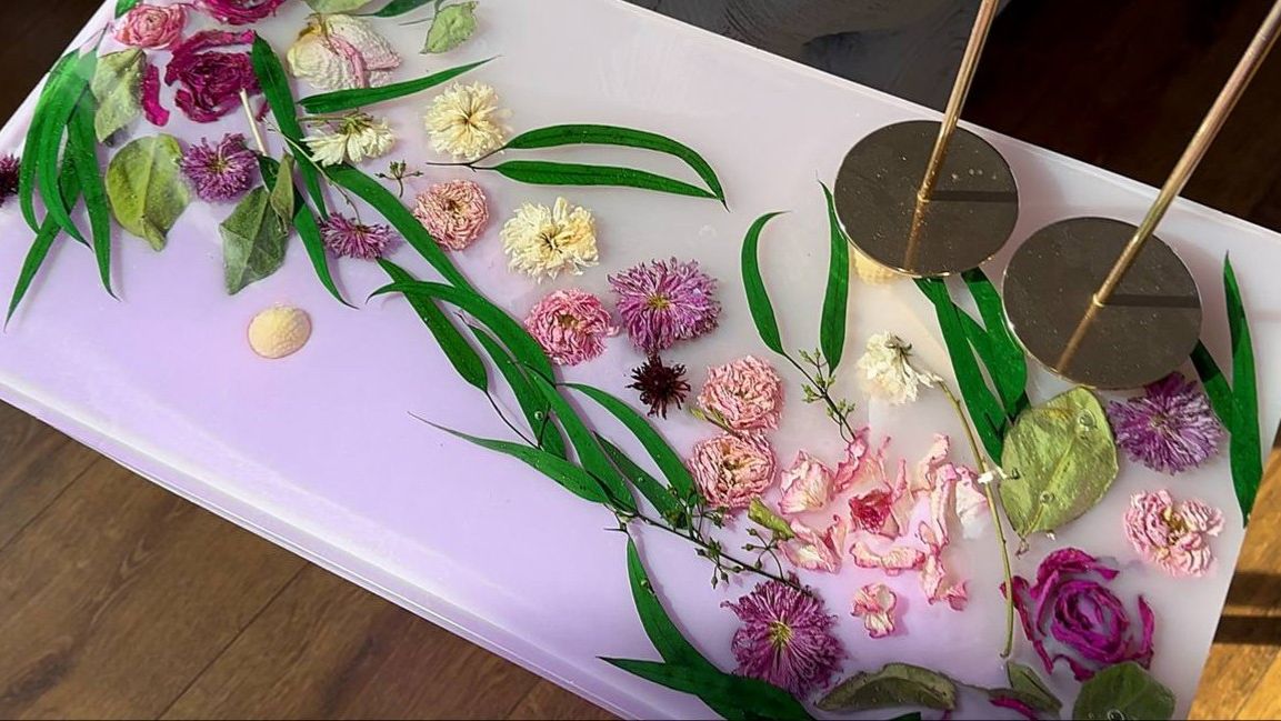 Преобразование высушенных цветов в шедевр из смолы смотреть онлайн