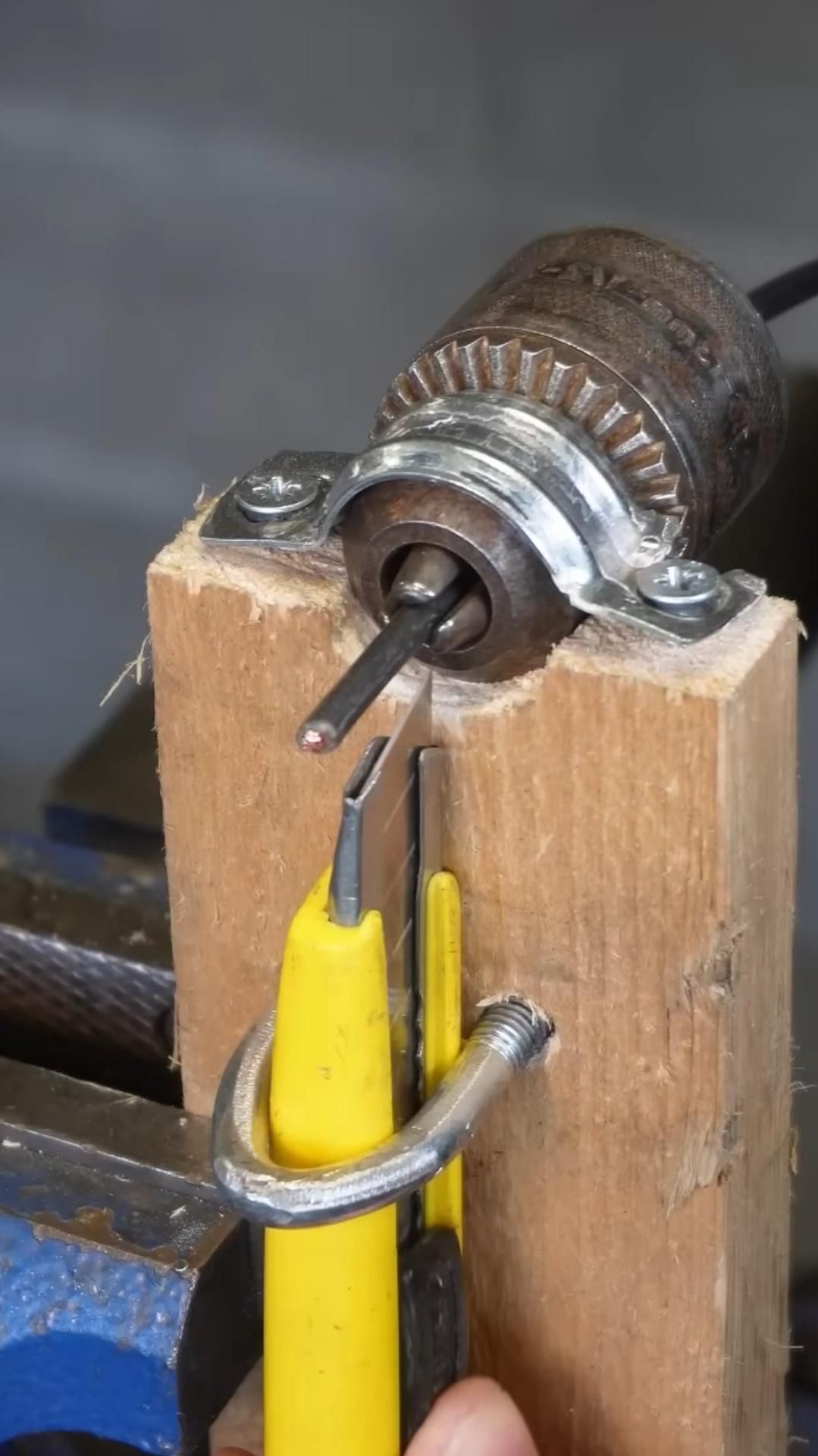 Аккуратно и быстро зачищайте электрические провода.