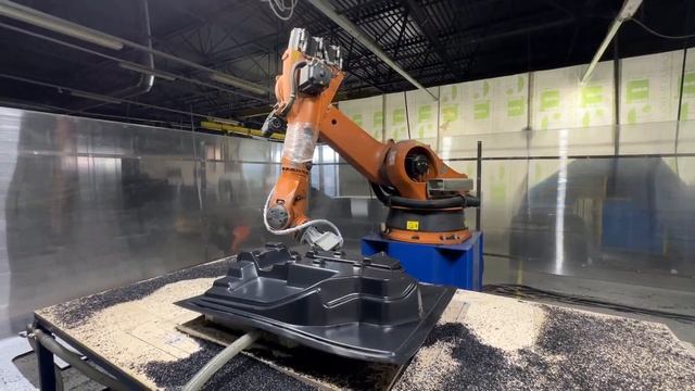 Робот KUKA обрезка пластика