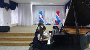 "Прогулка по кукурузному полю"-Т. Карамиа. Исполняют Сухомлинова Алиса и Селивоненко Вероника.