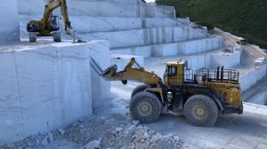 Колёсные погрузчики Komatsu WA900 и WA800  работают на мраморных карьерах.