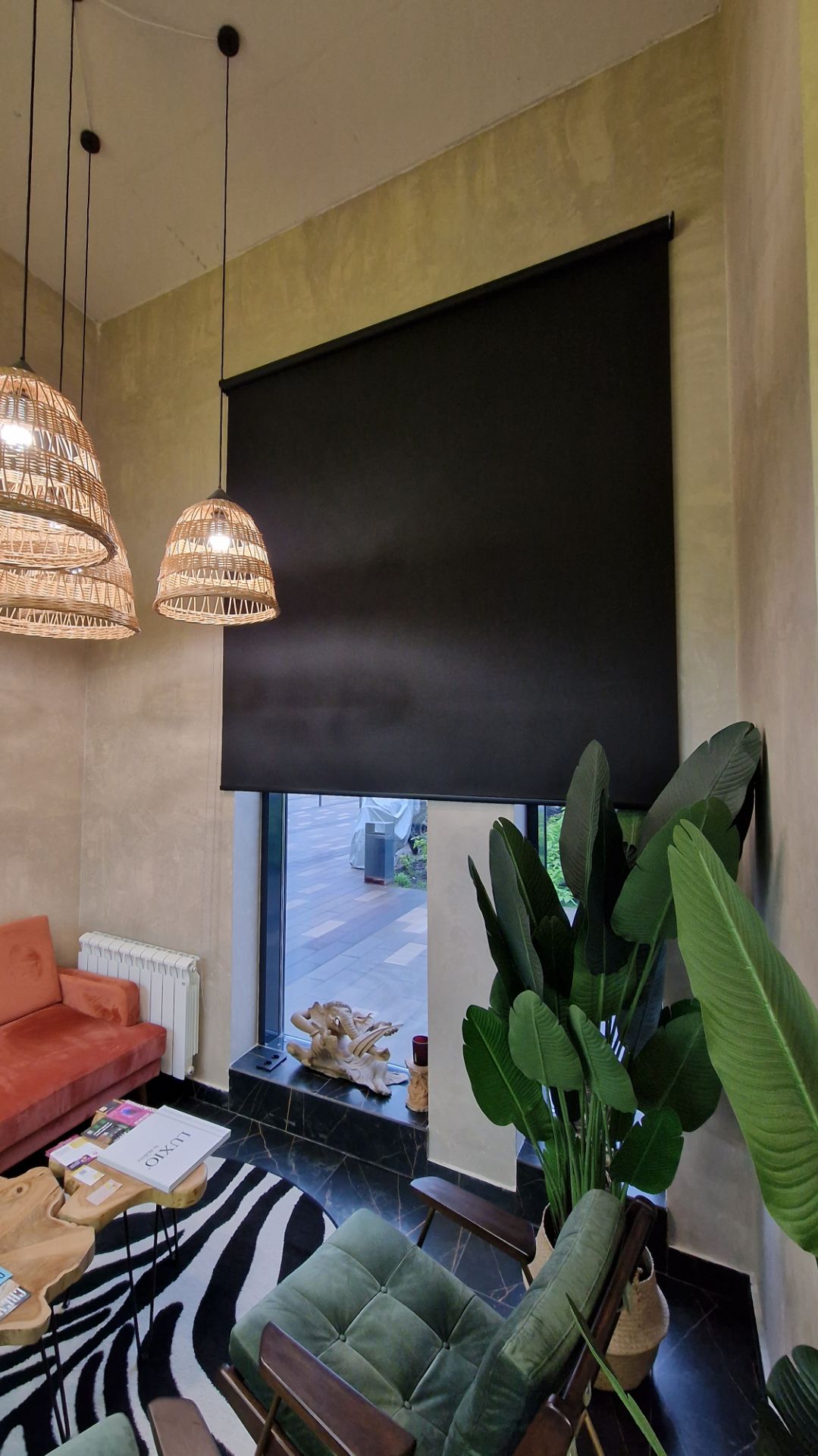 Свободновисящая рулонная штора Люкс Премиум на проем. Ткань Карина черная