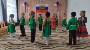 Казачья подвижная игра "Снежинки, ветер и мороз".