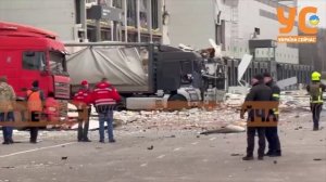 Кадры логистического центра в Святошинском районе Киева, который был поражен сегодня ночью