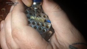 Гравировка пневмоштихелем узора на латунной проставке.