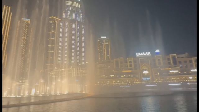 Знаменитый фонтан в Дубае танцует под русскую песню.