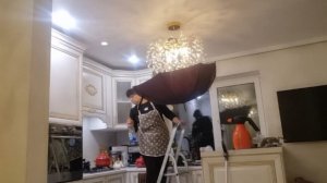 Начала генеральную уборку дома. Мою люстры не снимая. Хороший совет как постирать тюль.